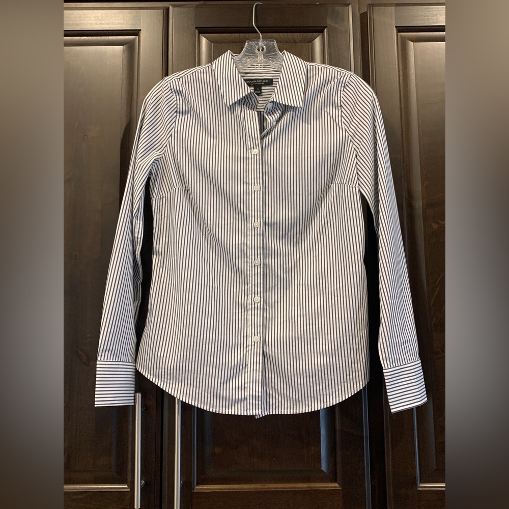 Banana Republic white and grey striped Riley Shirt, size 0